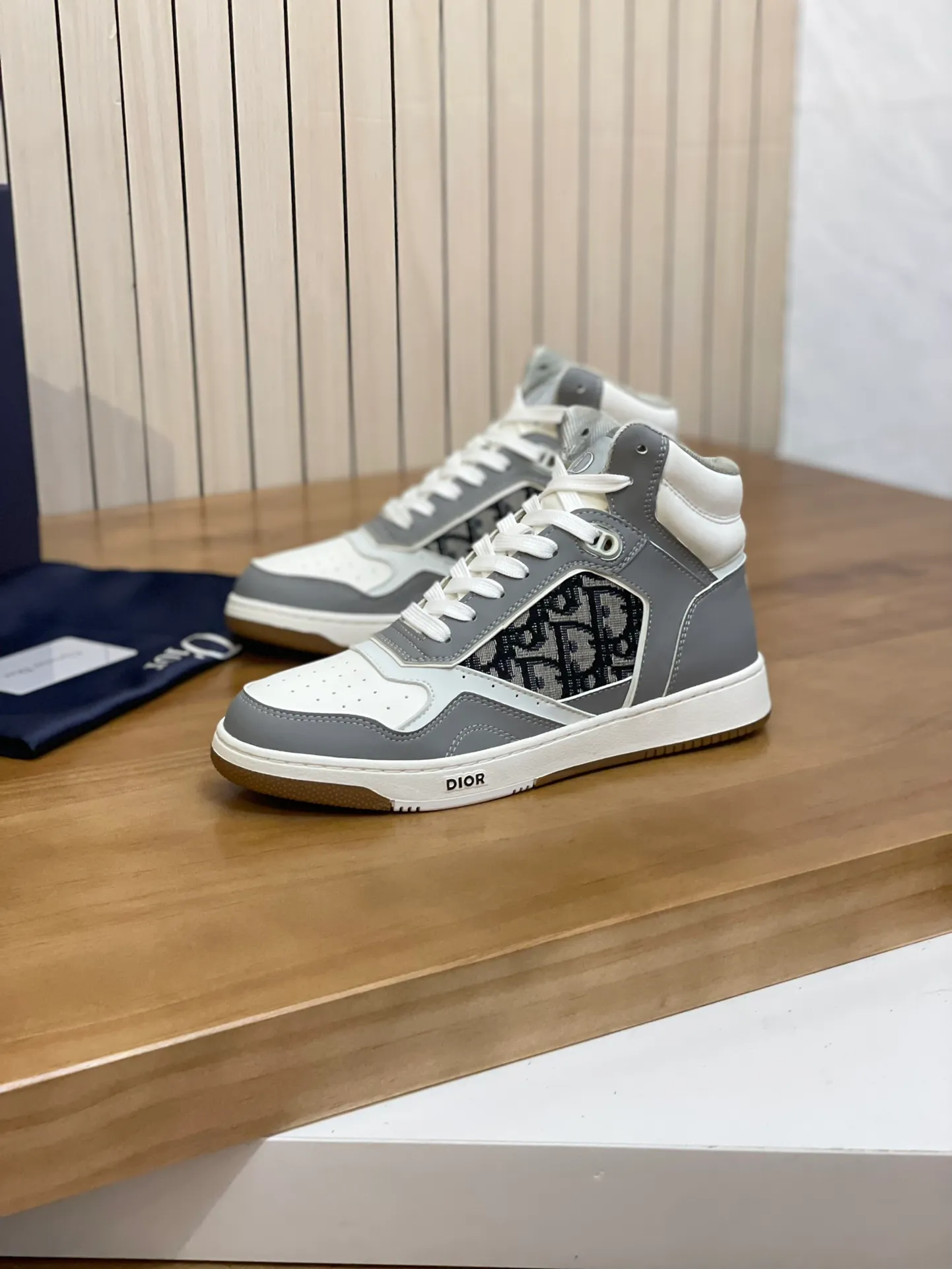 Men's shoes: 💰P460¥ Product trademark: Dior* "Dior*" high-top casual shoes Regular size: 38-44 (can be customized to 45.46) Product materials: Upper imported cowhide stitched with original fabric, breathable lining, original outsole. Number: 1006